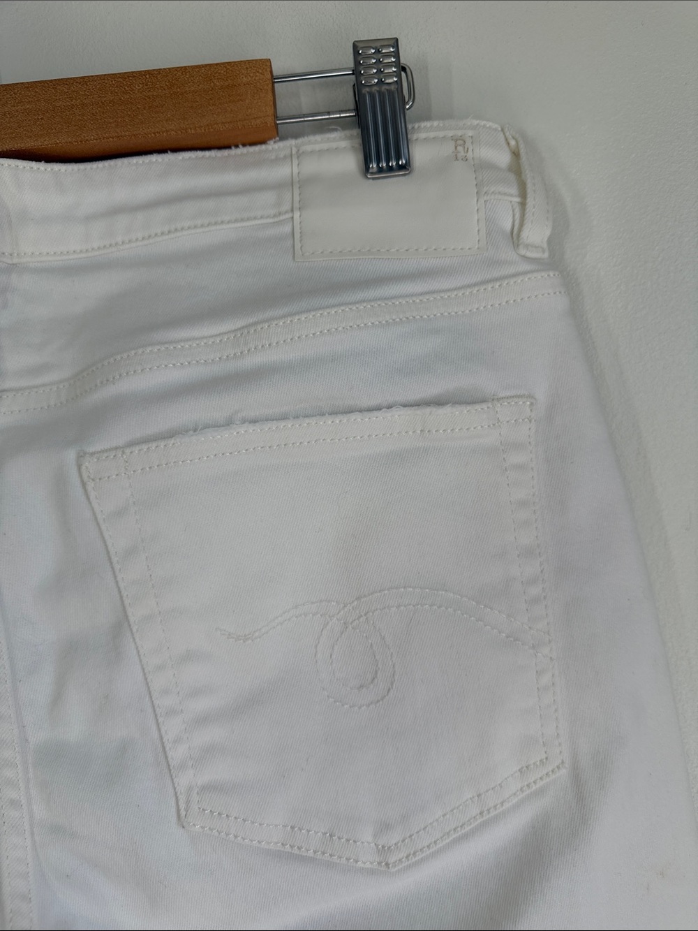 R 13 Distressed Boy Skinny in Warren White - Size 30 - Picture 5 of 9